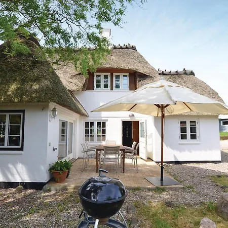 Holiday home Stunning In With Kitchen Grasten
